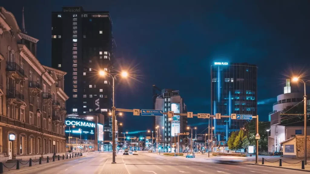 Dynamic lighting on building façade